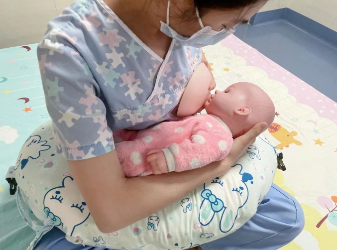 交叉式母乳比较方面宝宝吸