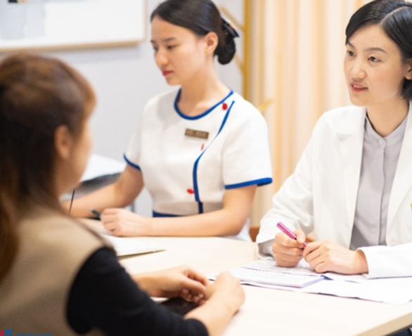 腹痛伴随其他症状要及时就医