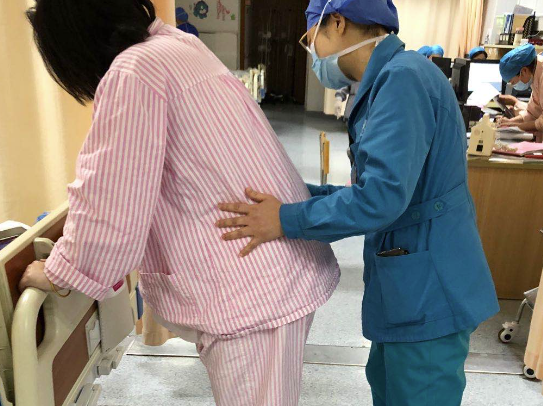 宫缩时站着容易开指