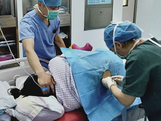 医生给产妇打无痛针